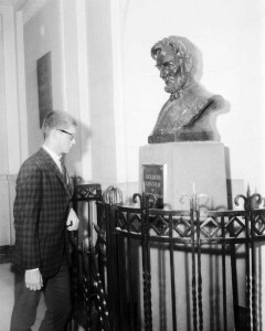 Gilbert Riswold, a 1925 State graduate from Baltic, looks at the bust of Abe Lincoln he scultped.